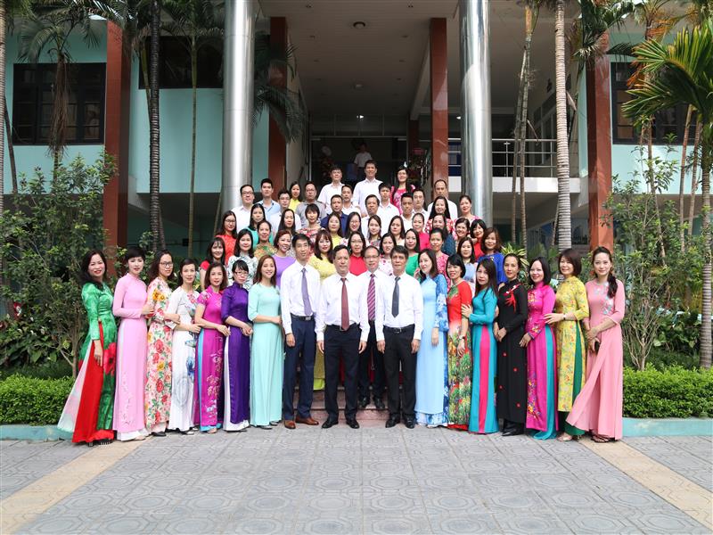 Tập thể cán bộ, viên chức Học viện chụp ảnh nhân dịp kỷ niệm 45 năm Ngày truyền thống